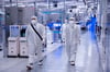 Die Intel-Mitarbeiter arbeiten in den Chip-Werken in sogenannten Reinräumen. Dort ist das Tragen von Schutzanzügen Pflicht – wie hier in  Hillsboro im US-Bundestaat Oregon.