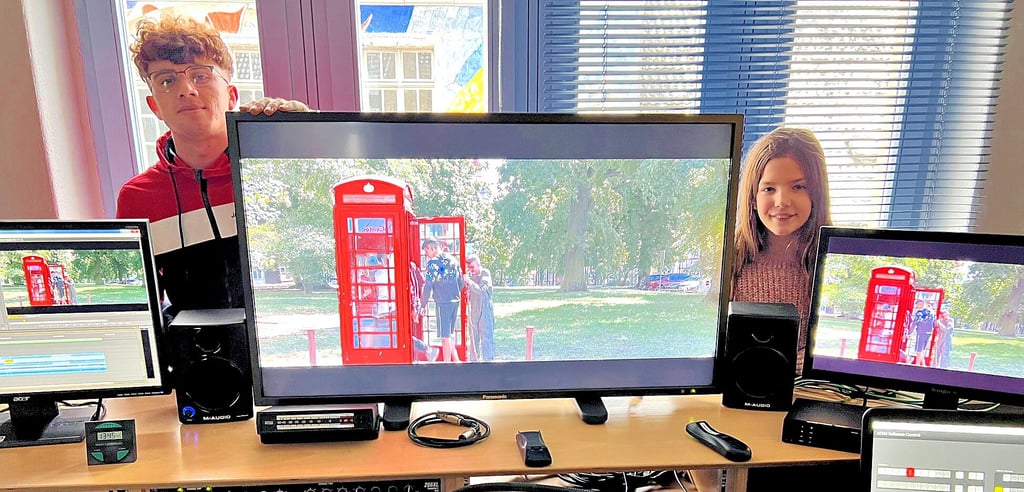 Frida Findeisen und Aftkhar Muhamadi präsentieren eine Szene mit der Telefonzelle, die im Film zur Zeitmaschine wird.