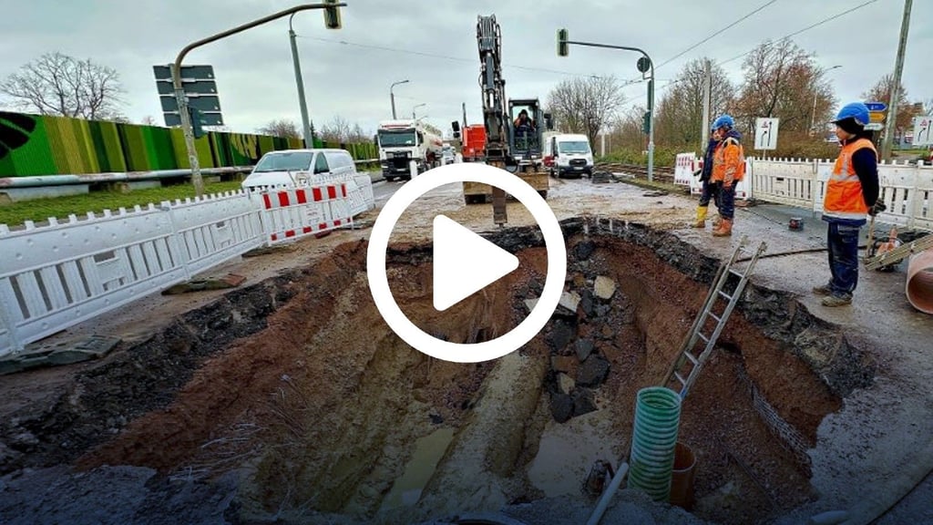 In der Paracelsusstraße klafft ein gigantisches Loch. Arbeiter suchen dort nach dem Grund für die Absenkung der Fahrbahn.