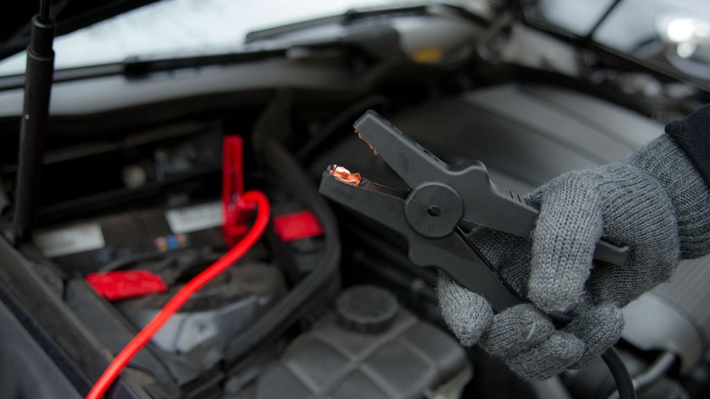 Energiespritze mit ordentlich Saft: Mit einem Starthilfekabel an Bord, kann man sich bei schwacher Batterie bei anderen Hilfe holen oder selbst Starthilfe geben.