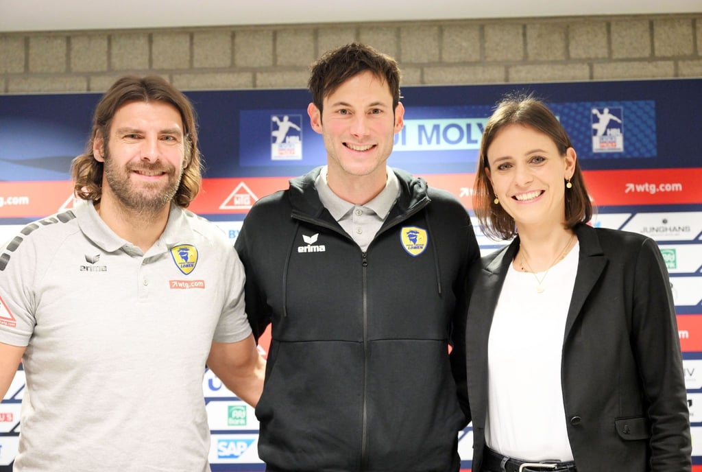 Wechselt ins Management der Rhein-Neckar Löwen: Uwe Gensheimer (M.). Daneben Trainer Sebastian Hinze und Geschäftsführerin Jennifer Kettemann.