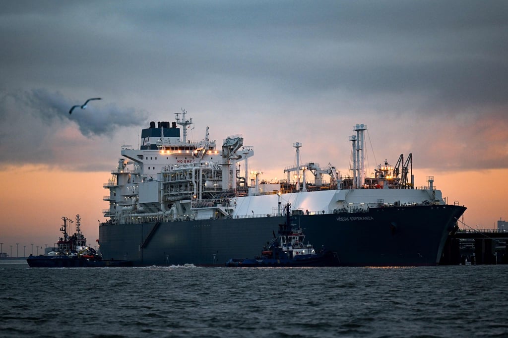 Das Spezialschiff „Höegh Esperanza“ wird in Wilhelmshaven angelegt.