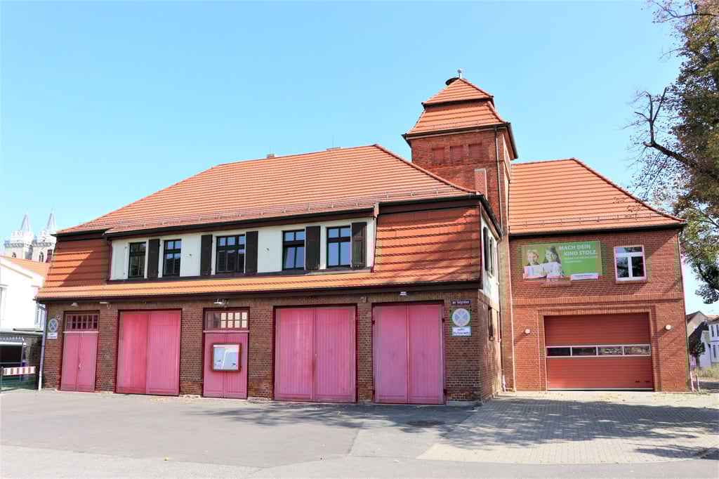 Nun ist es offiziell: Statt das bestehende und traditionsreiche Feuerwehrdepot in Bad Salzelmen auszubauen, soll ein neues Gerätehaus im Schwarzen Weg errichtet werden. Das hat der Schönebecker Stadtrat nach umfangreicher Debatte entschieden.