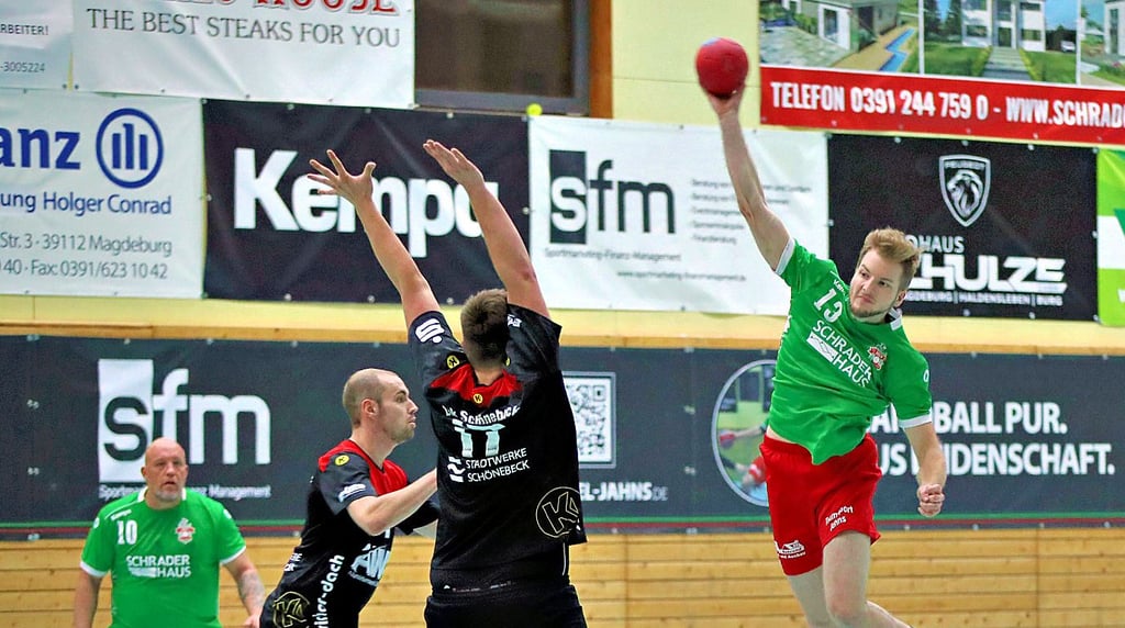 So sieht es aus, wenn sich Henry Recke (am Ball) ein Herz fasst.