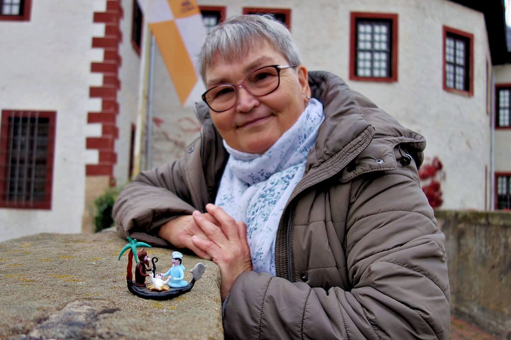 Christina Göldner aus Rehmsdorf sammelt Weihnachtskrippen, hier das Exemplar aus Venedig. Diese stellt sie jetzt auf Burg Posterstein aus.