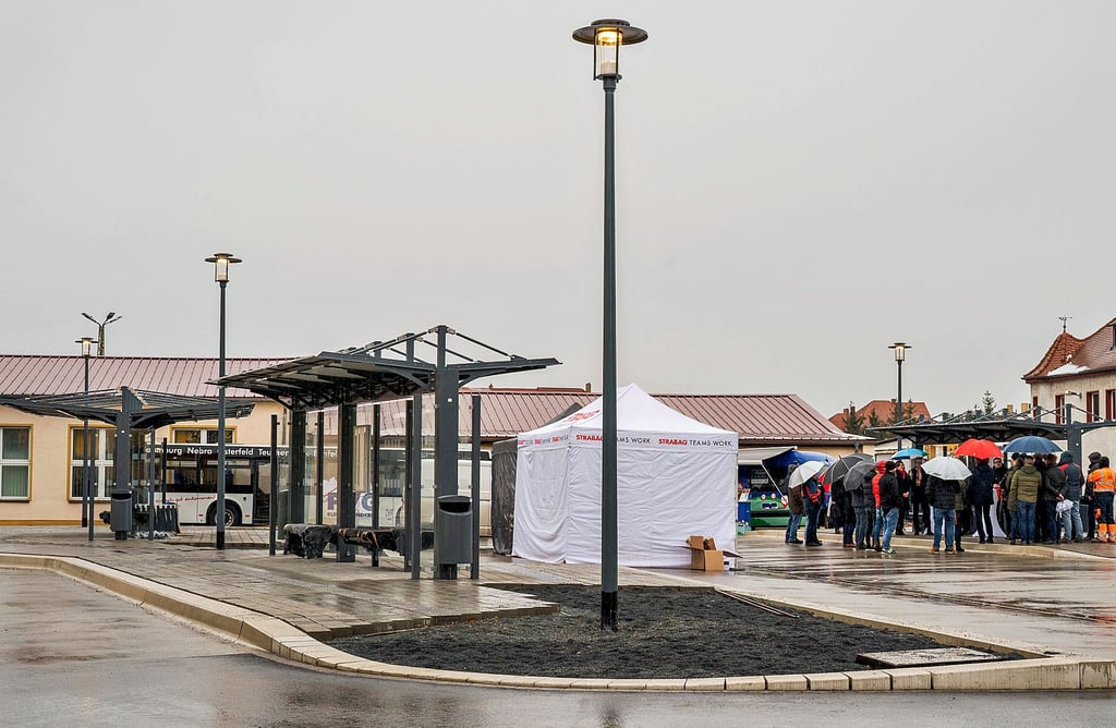 Bis auf ein paar Restarbeiten fertiggestellt: der sanierte Naumburger City-Bus-Stopp.