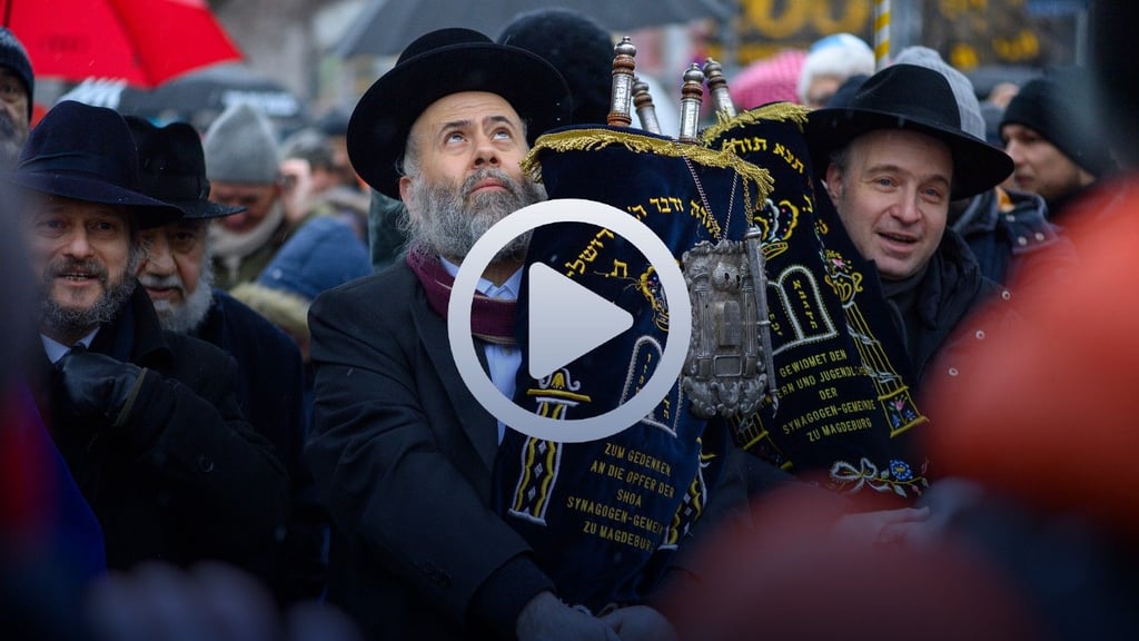 Rabbiner bringen die Torarollen zur Neuen Synagoge Magdeburg.