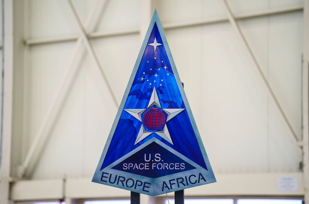 Die Space Force als eigene US-Teilstreitkraft war 2019 vom damaligen US-Präsidenten Donald Trump ins Leben gerufen worden. Sie ist neben Heer, Marine, Luftwaffe, Marineinfanteriekorps und Küstenwache die sechste eigenständige Teilstreitkraft der USA.