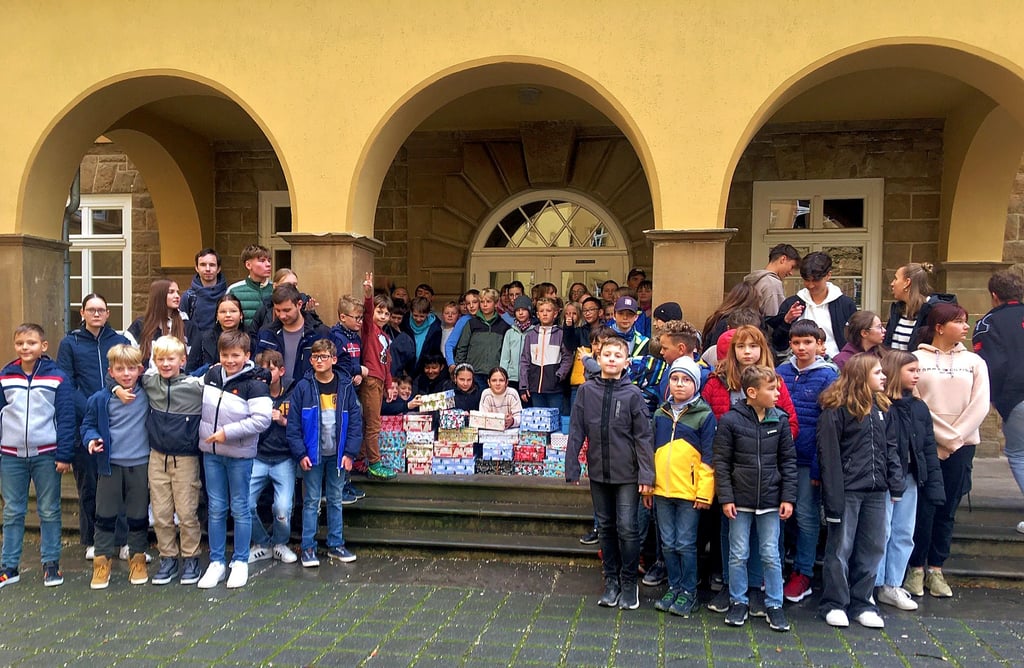 Im Christopherusgymnasium Droyßig wurden 40 Kartons für Weihnachten im Schuhkarton gepackt.