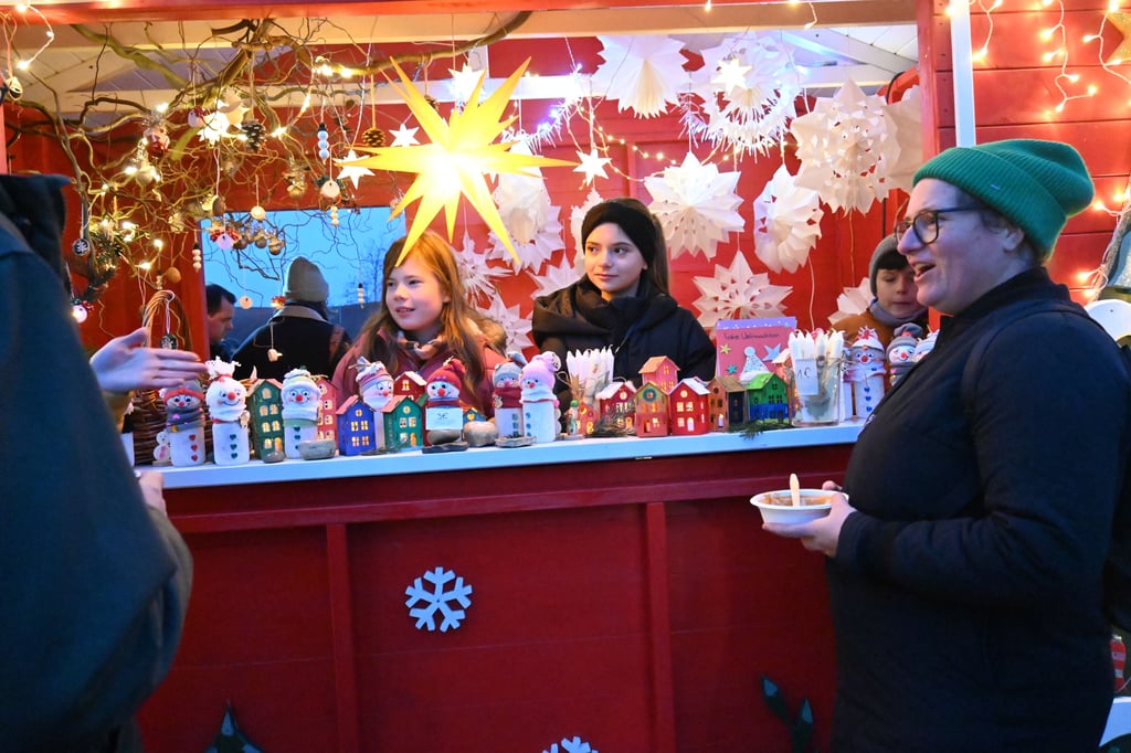 Viele schöne weihnachtliche Dekoration sind für den Weihnachtsmarkt entstanden.