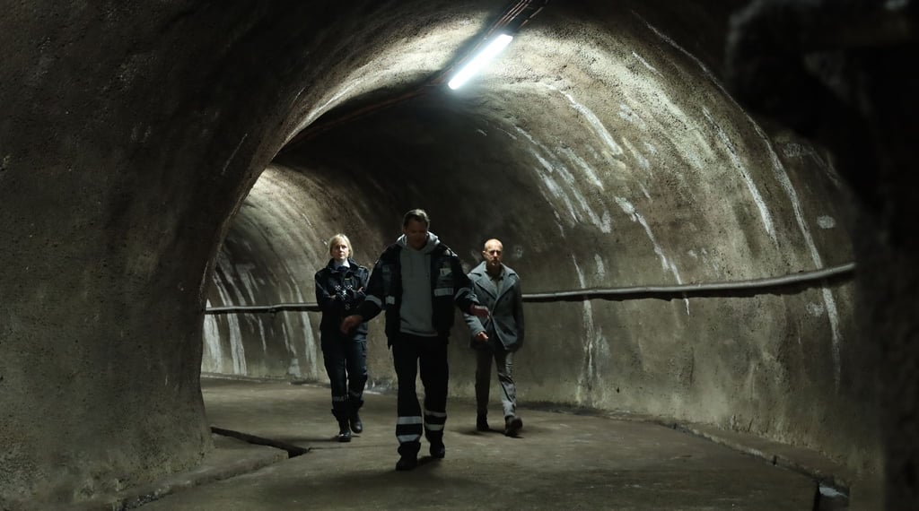 Lennart (Per Kjerstad) zeigt Max Grosz (Heino Ferch, r) und Polizistin Thea Koren (Ingrid Bolsø Berdal) den Svalbard-Saatguttresor.