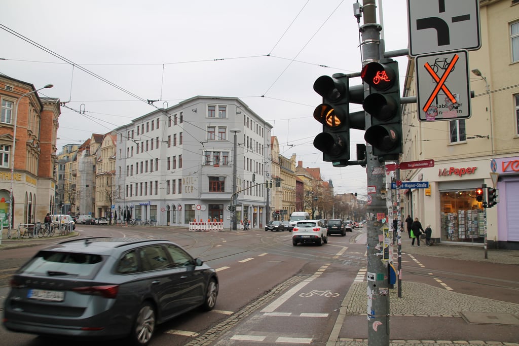 Bei Gelb noch über die Ampel zu fahren, wie hier am Reileck in Halle, ist möglich. Bei Rot ist es verboten.