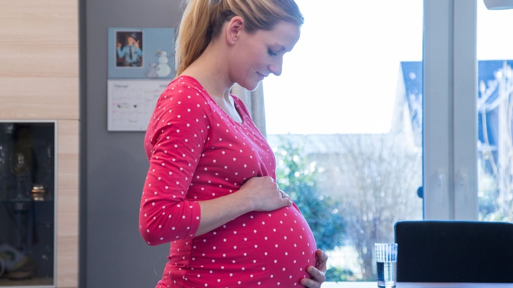 Die neue RSV-Impfung setzt auf das Prinzip Nestschutz. Die Mutter wird in der Spät-Schwangerschaft geimpft und bildet Antikörper, die auf das Ungeborene übertragen werden.