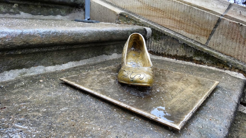 El zapato de Cenicienta se puede encontrar en las escaleras del castillo de Moritzburg.