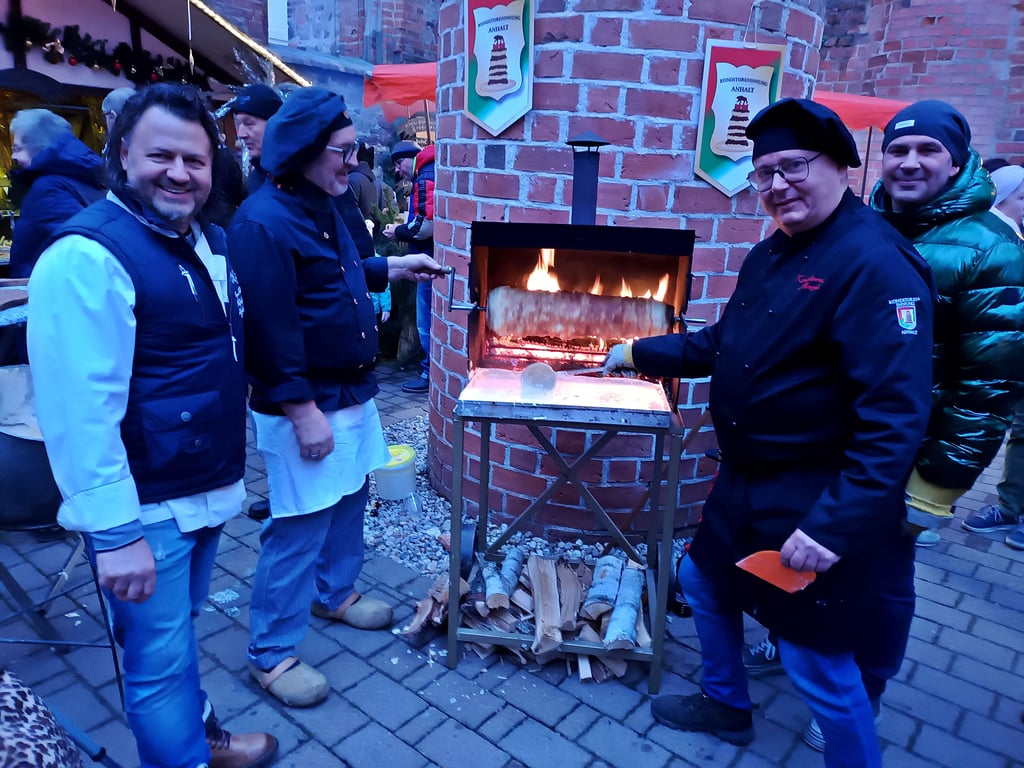 Auch beim diesjährigen Zerbster Weihnachtsmarkt gibt es wieder ein Baumkuchen-Schaubacken.