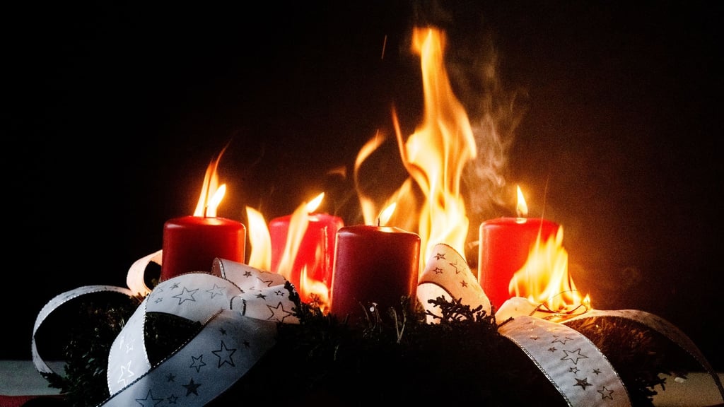 In der Advent- und Weihnachtszeit kann durch brennende Kerzen auch schnell mal ein Feuer entstehen.