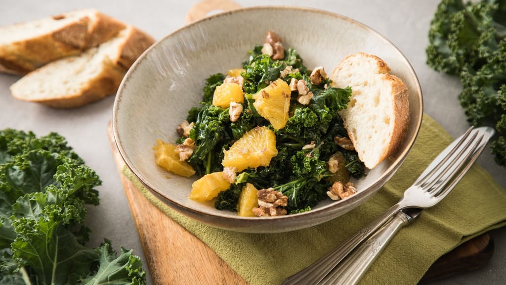 Für einen Grünkohlsalat eignen sich vor allem die jüngeren, krausen Blätter ohne Blattrippe. Dazu passen Orangenfilets, Walnüsse und Chiabatta.