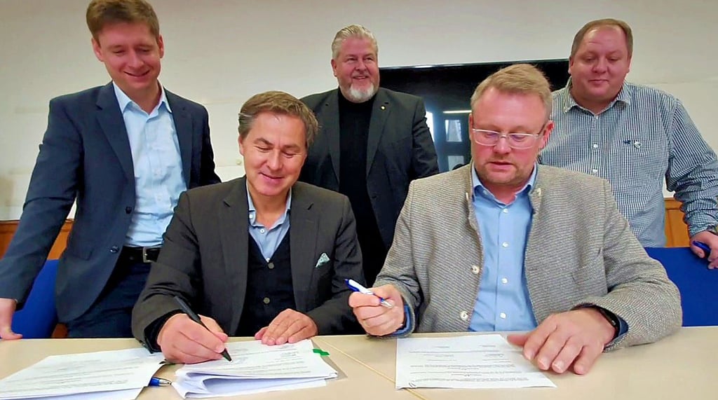GLC-Vorstandsvorsitzender Martin Weigel (l.) und Ballenstedts Bürgermeister Michael Knoppik bei der Vertragsunterzeichnung. Mit dabei: Marcus Weise, Bürgermeister von Harzgerode, GLC-Geschäftsbereichleiter Thomas Döbber-Rüther und Falkensteins Bürgermeister Rico Röse (hinten, von links).