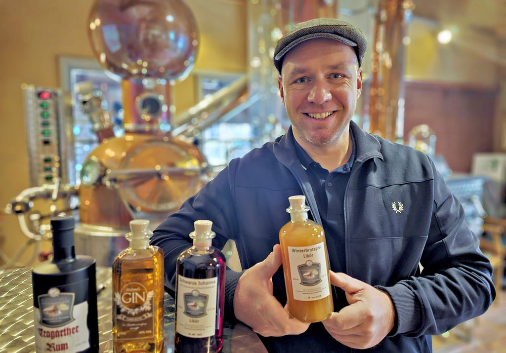 Raimar Ködel vor seiner Brennanlage in Luppenau. Er bietet die unterschiedlichsten Produkte an.