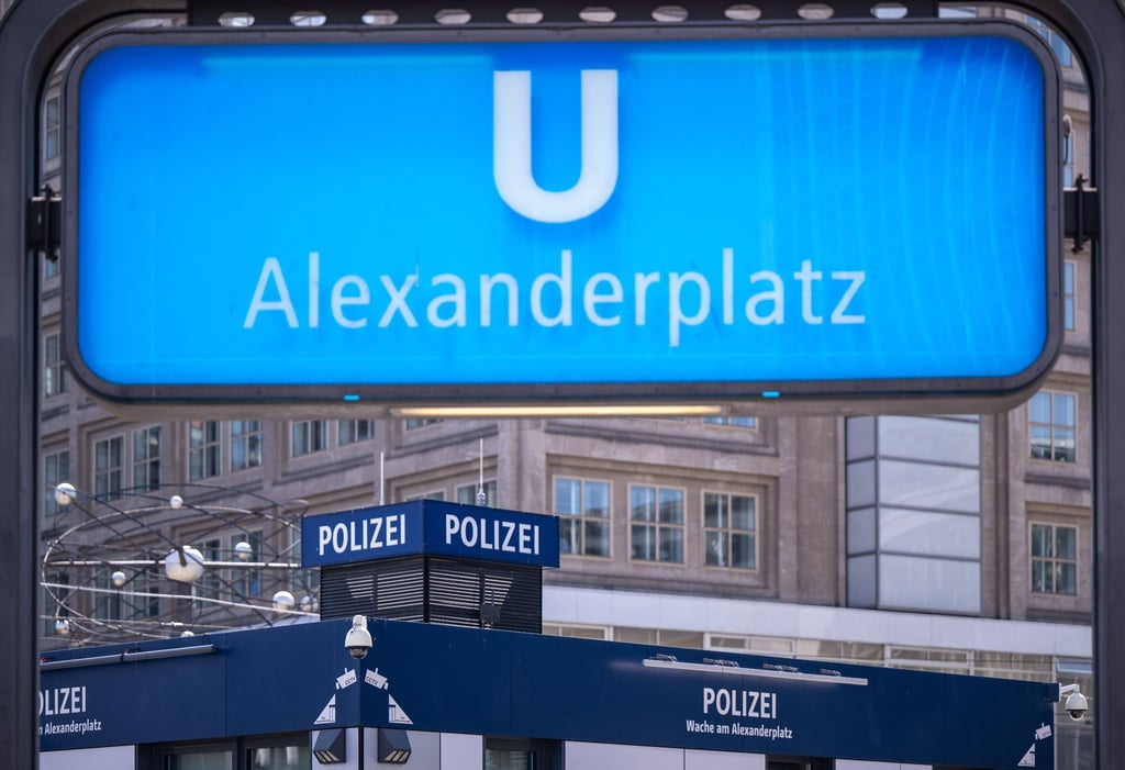 Blick auf die Polizeiwache am Alexanderplatz.