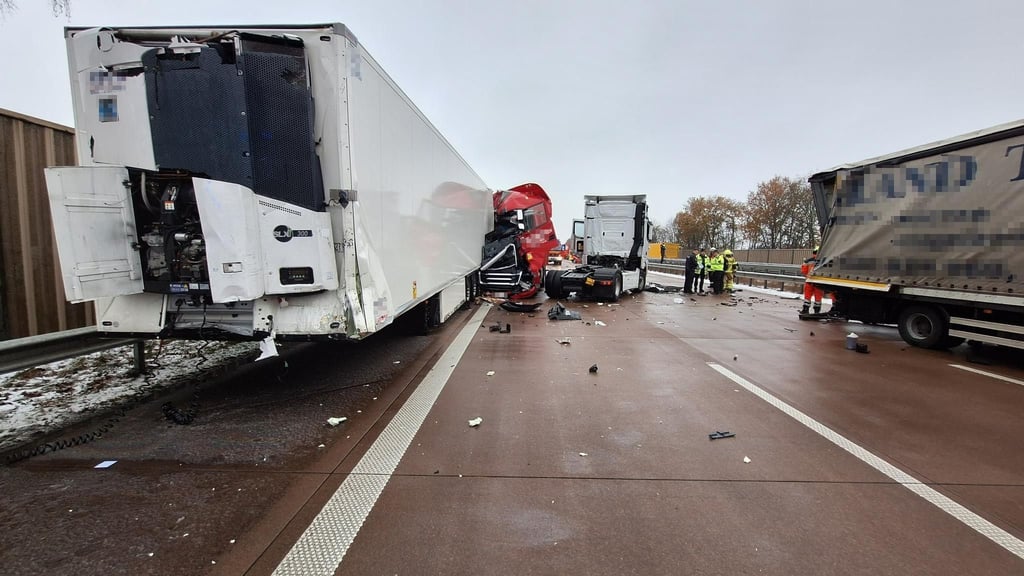 Ein Unfall auf der A1 mit drei Lastwagen zwischen dem Autobahndreieck Stuhr und Bremen/Brinkum.