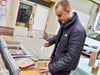 Eric Stehr und weitere Mitglieder der Initiative schenken bei der „Küche für alle“ Essen an Bedürftige aus.