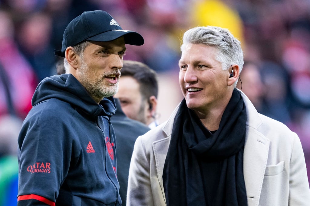 Bayern-Trainer Thomas Tuchel (l) im Gespräch mit Bastian Schweinsteiger.