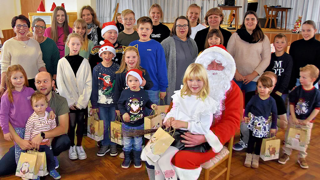 Lia Behrens hat keine Scheu vor dem Weihnachtsmann. Warum auch? Das Mädchen sitzt bei der Weihnachtsfeier in Grauingen auf dem Schoß des bärtigen Geschenkebringers und verrät ihm ihre Wünsche für Heiligabend.