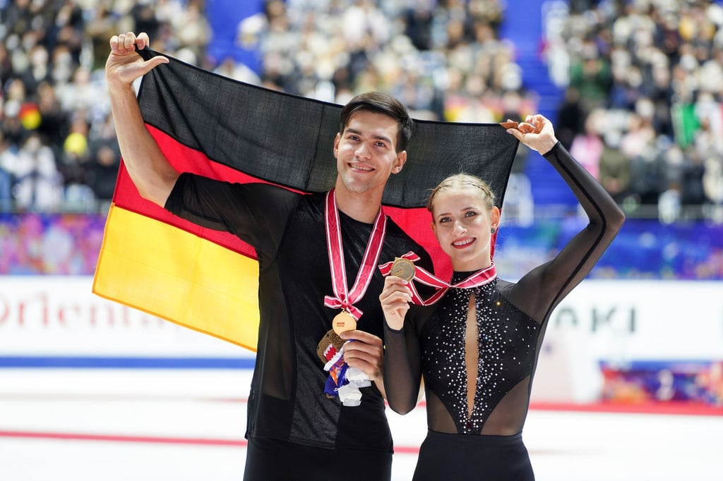 Minerva-Fabienne Hase (r) und Nikita Volodin aus Deutschland jubeln nach der Siegerehrung.