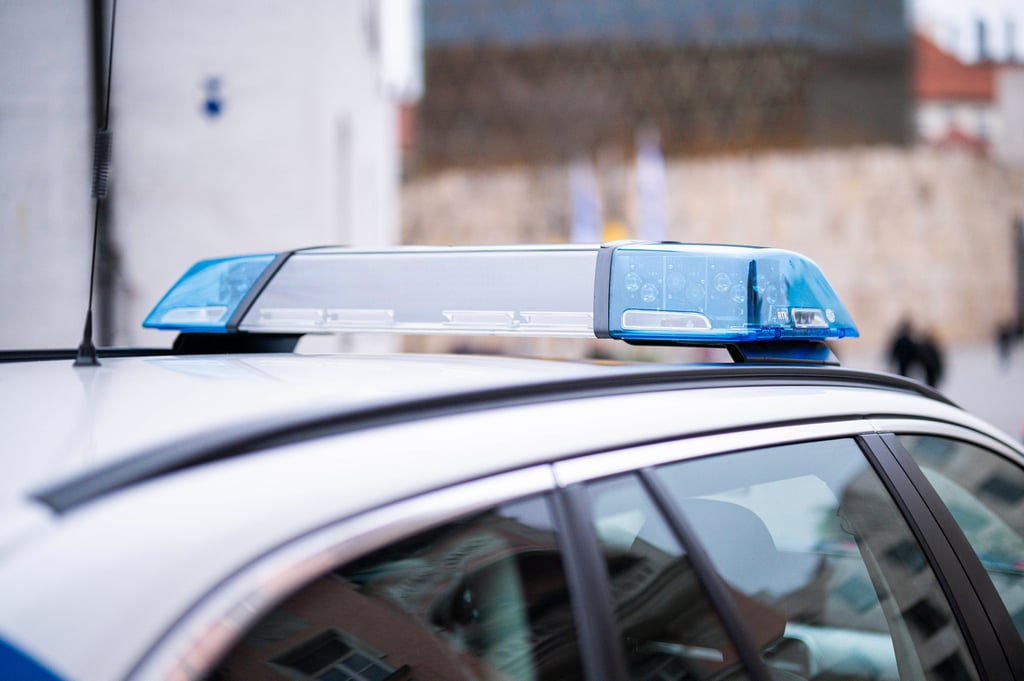 Ein Polizeiauto auf dem Weg zum Einsatzort.