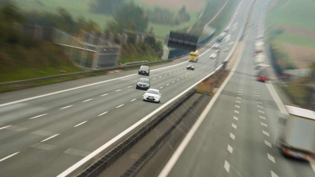 Fahren, fahren, fahren auf der Autobahn: Dabei aber besser voll konzentriert bleiben, um etwa Tempolimits nicht zu übersehen.