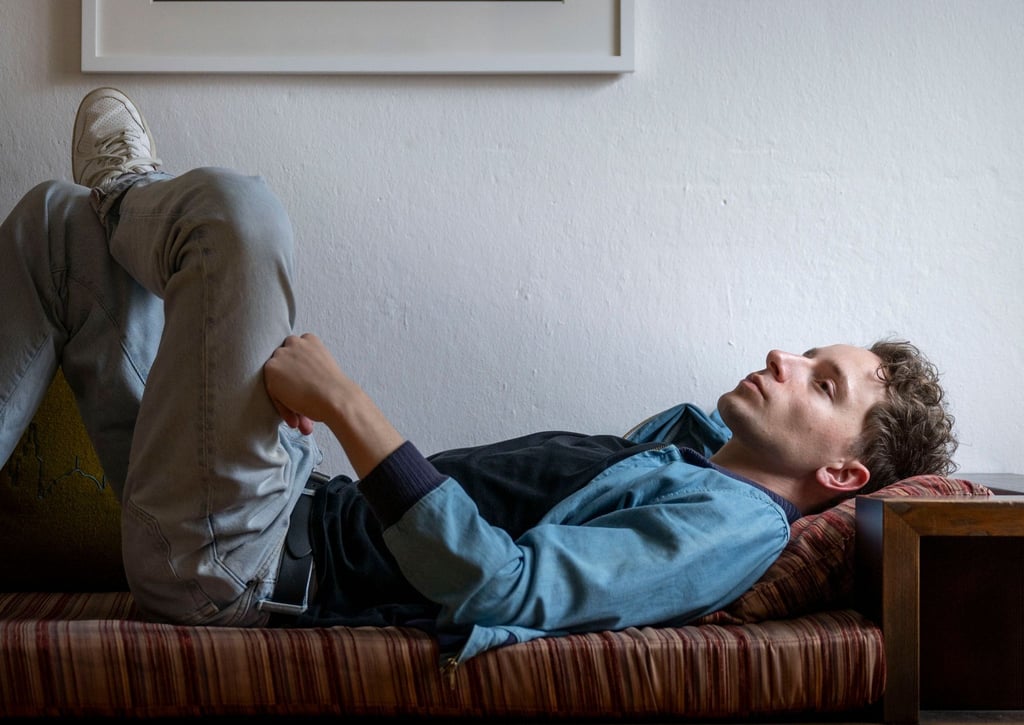Jonathan Berlin bei einem Fototermin für die Deutsche Presse-Agentur.
