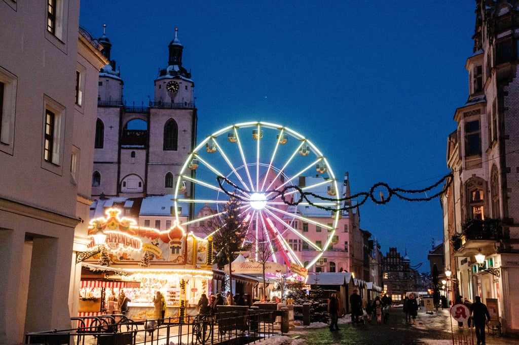 Wittenbergs Weihnachtsmarkt bei Dunkelheit