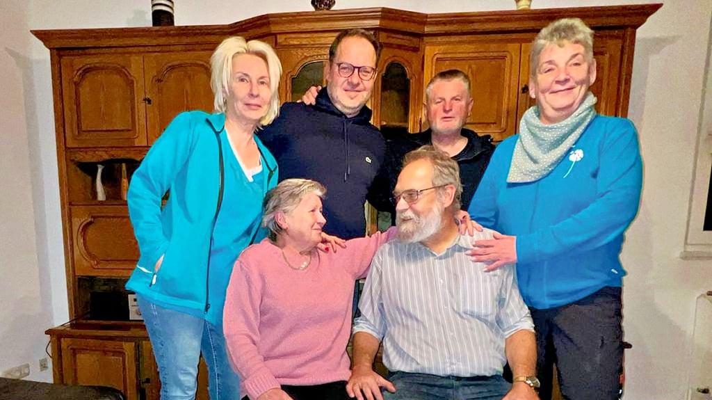 Stellvertretend für alle Helfer: Ingrid Aust und Gerald Büttner (vorn) aus Zscherndorf haben ihr Haus durch ein Feuer verloren. Michael Aermes (l.), Uwe Schulze sowie Susanne Rosinsky (r.) und Claudia Ryetz waren in der Not zur Stelle.