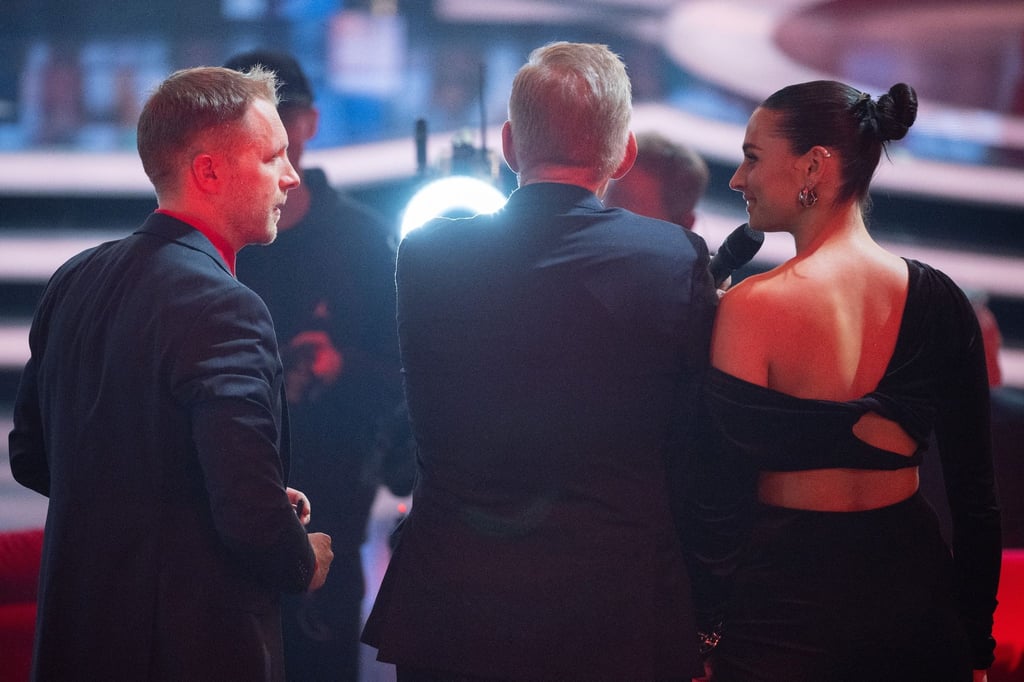Moderator Johannes B. Kerner (M) steht während der TV-Spendengala "Ein Herz für Kinder" zwischen Oliver Pocher (l) und Amira Pocher.