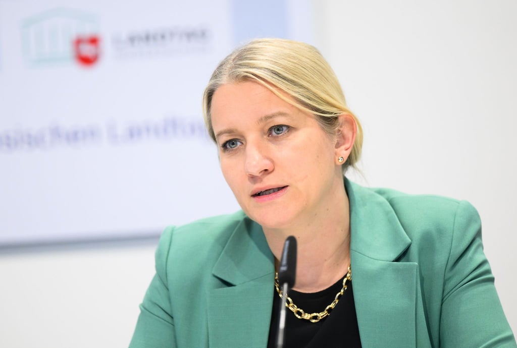 Kathrin Wahlmann (SPD), Justizministerin Niedersachsen, spricht bei einer Kabinettspressekonferenz zum Thema Antisemitismus.