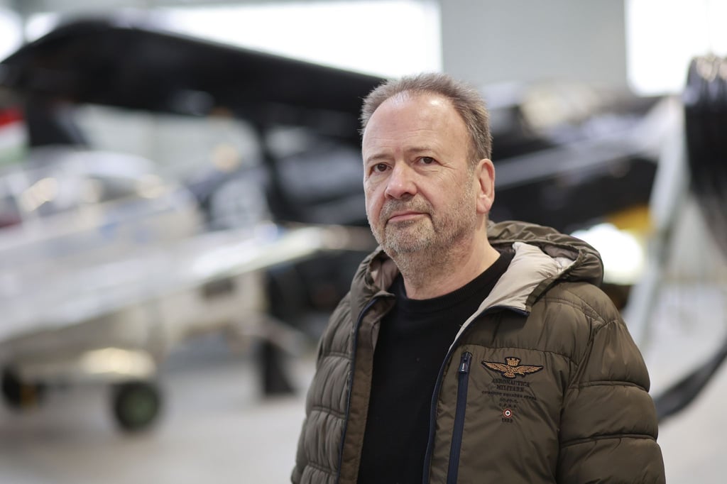 Sammler Clemens Aulich steht in einer Ausstellungshalle seines Museums.