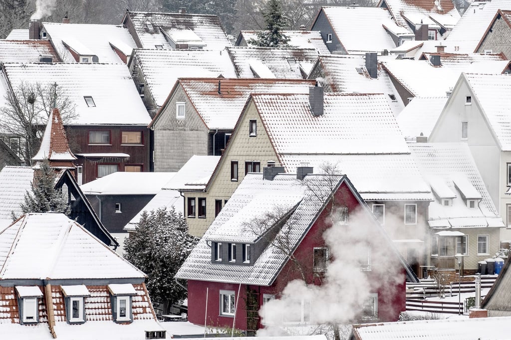 Hausdächer im Harz sind mit Schnee bedeckt.