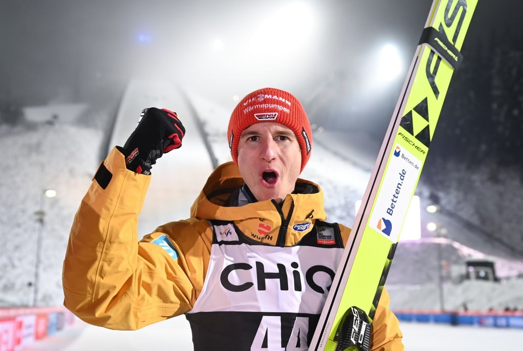 Karl Geiger jubelt sich über seinen Sieg in Klingenthal.