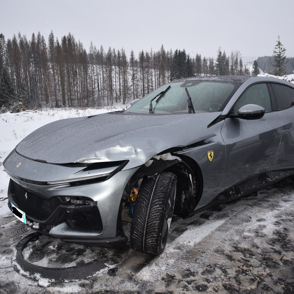 Gegen den Fahrer dieses Ferrari Purosangue wird nach einem Unfall im Harz wegen gefährlicher Körperverletzung ermittelt.