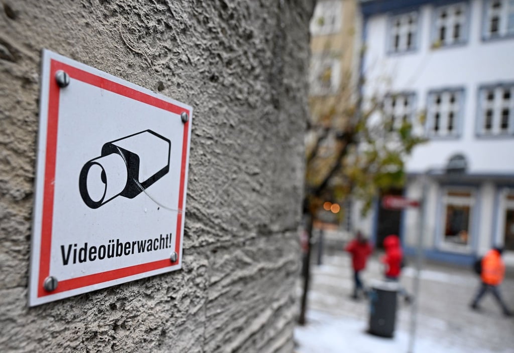 Mit einem Schild wird auf eine Videoüberwachung am Erfurter Rathaus aufmerksam gemacht.