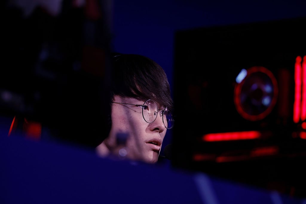 Faker von T1 spielt konzentiert bei dem E-Sport-Showevent „League Of Its Own“.