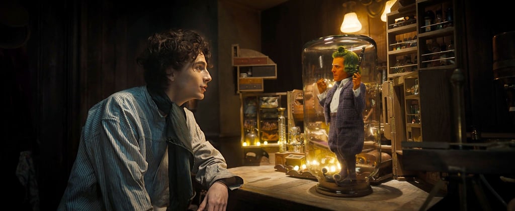 Timothée Chalamet (l) als Willy Wonka und Hugh Grant als Oompa Loompa in einer Szene des Films „Wonka“.