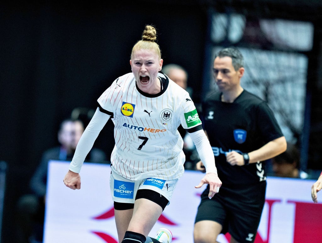 Meike Schmelzer jubelt während des Spiels gegen Serbien.