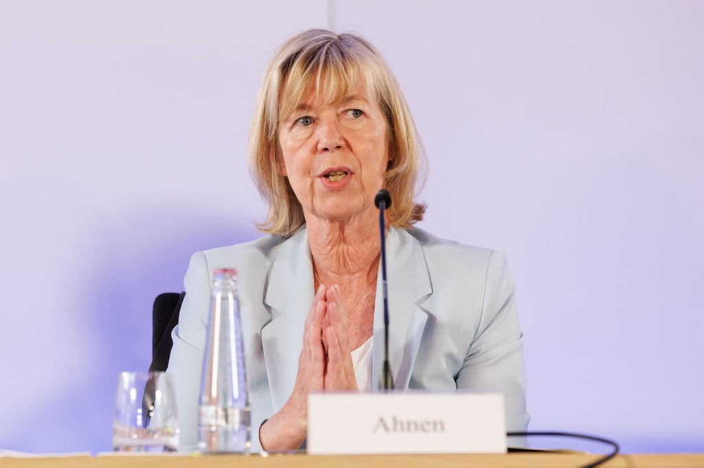 Doris Ahnen (SPD), Finanzministerin des Landes Rheinland-Pfalz, spricht bei einer Pressekonferenz.
