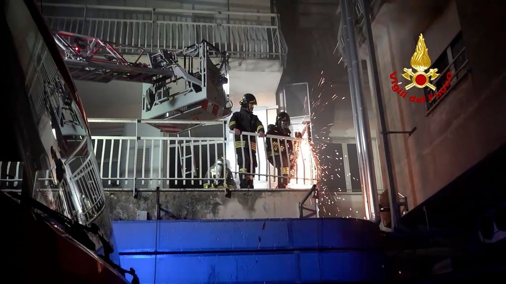 Italienische Feuerwehrleute arbeiten auf dem Balkon eines Gebäudes des Krankenhauses San Giovanni Evangelista, nachdem ein Feuer ausgebrochen war.