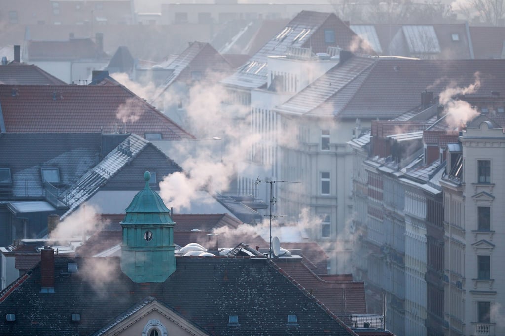 Unterhändler des Europaparlaments und der EU-Staaten haben sich im Kampf gegen den Klimawandel auf strengere Anforderungen an die Energieeffizienz von Gebäuden geeinigt.