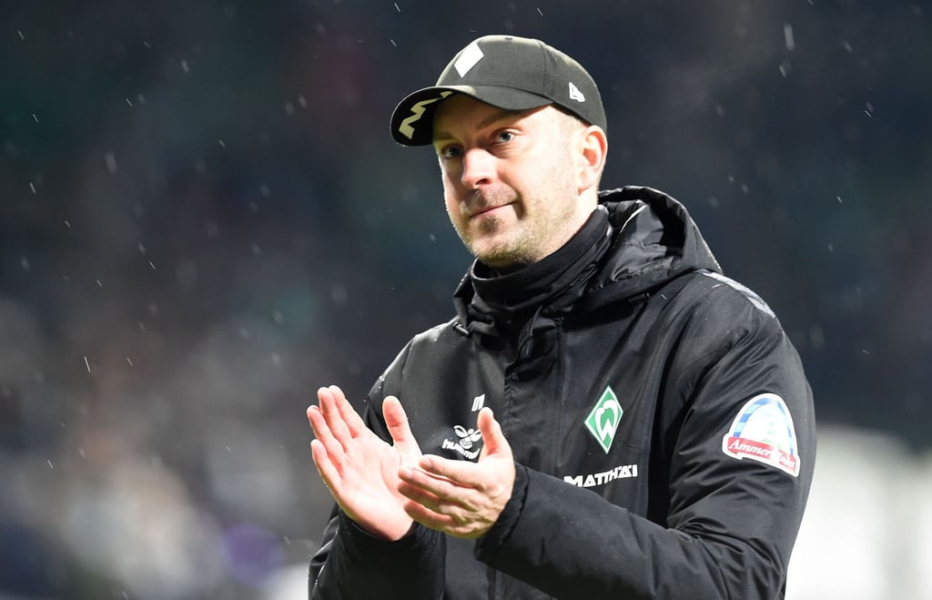 Werder Trainer Ole Werner bedankt sich bei den Fans.