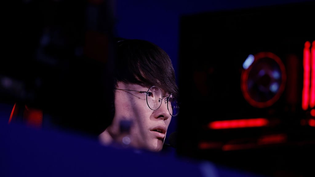 Faker von T1 spielt konzentiert bei dem E-Sport-Showevent „League Of Its Own“.