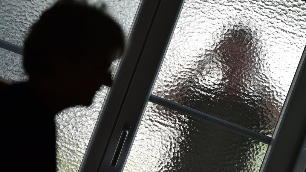 Stalker ziehen häufig alle Register, um mit ihrem Opfer in Kontakt zu bleiben. Ein Angeklagter aus Zerbst lässt selbst in der Haft nicht von einer jungen Frau ab.